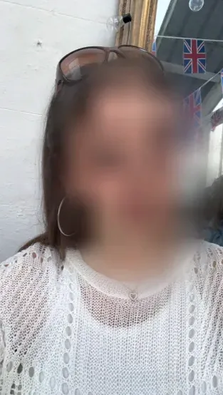 June, 26 años
